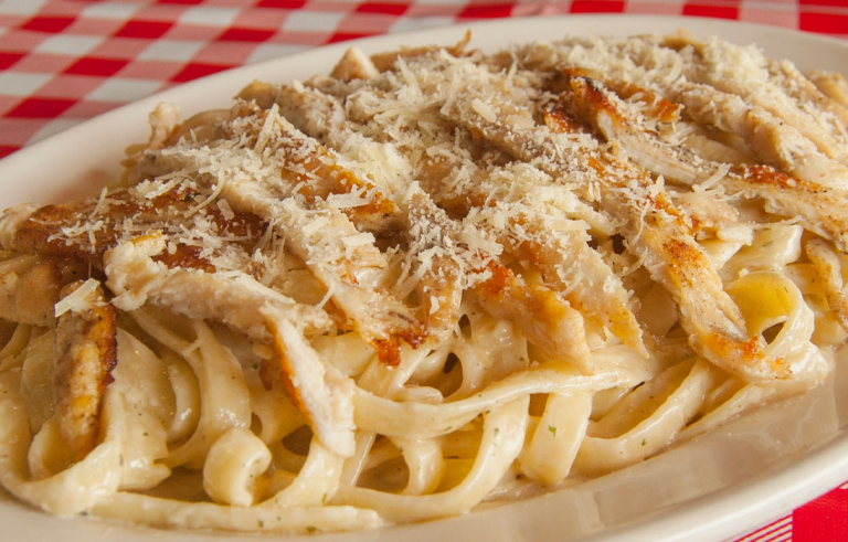 Fetuccini Alfredo con pollo a la plancha