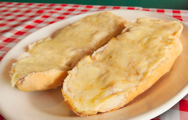Pan con ajo y queso