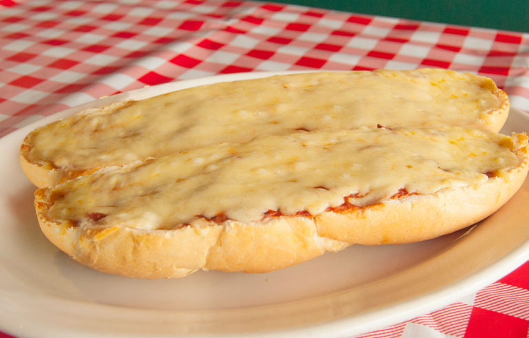 Pan con ajo, queso y aderezo