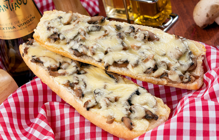 Pan con ajo, queso y champiñón