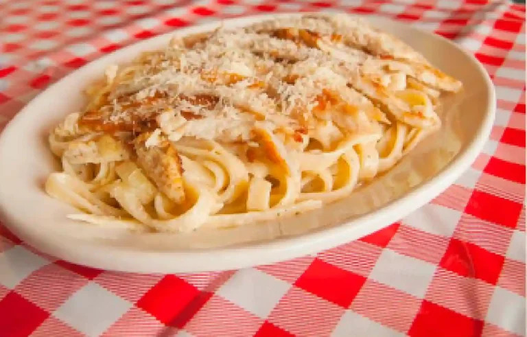 Fetuccini Alfredo con pollo a la plancha