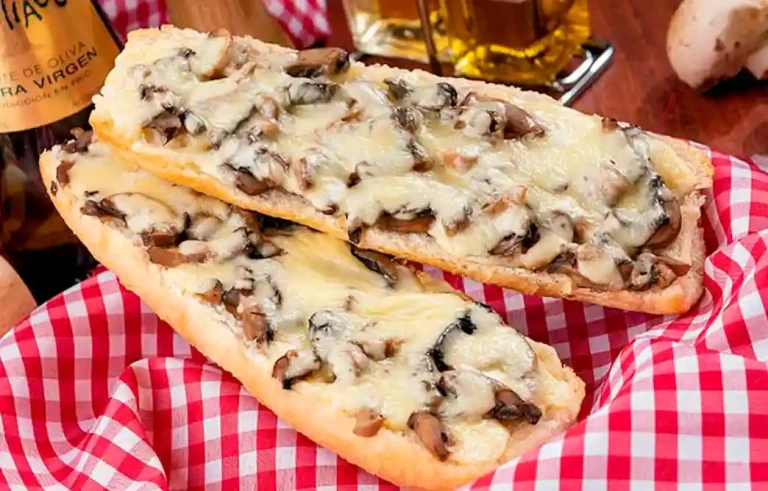 Pan con ajo, queso y champiñón