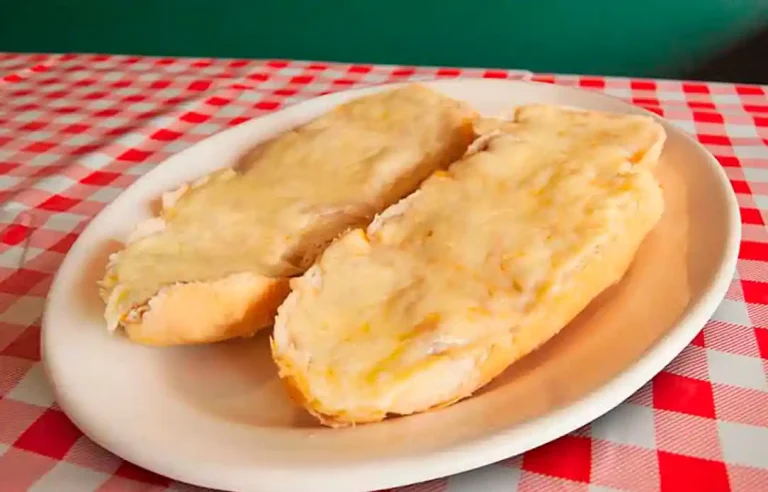 Pan con ajo y queso